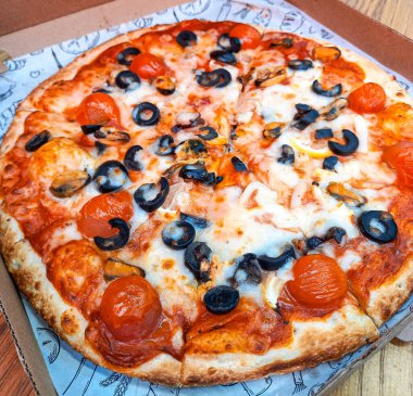 Lezzetli İtalyan pizzası ve deniz ürünleri. 