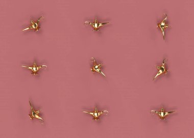 Altın gaz lambası ve sade lamba