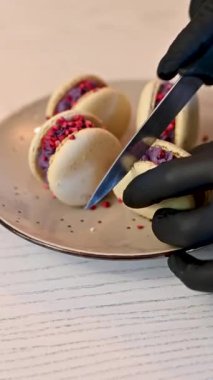 Mermer bir yüzeyde pastel renklerde çeşitli badem kurabiyeleri. Yüksek kaliteli FullHD görüntüler