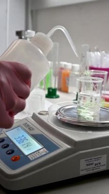 Kozmetik üretimi ve testleri için modern kimya laboratuvarı. Yüksek kaliteli FullHD görüntüler