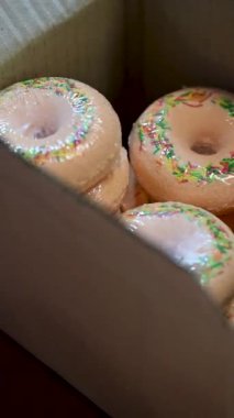 Paketleme ve etiketleme ile kozmetik üretim süreci. Yüksek kaliteli FullHD görüntüler