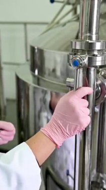 Kozmetik ürün geliştirme için modern kimya laboratuvarı. Yüksek kaliteli FullHD görüntüler