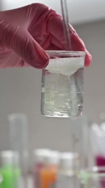 Kozmetik araştırma ve geliştirme için modern kimyasal laboratuvar. Yüksek kaliteli FullHD görüntüler