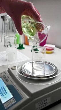 Kimyasal analiz ve test ekipmanlarıyla kozmetik laboratuarı. Yüksek kaliteli FullHD görüntüler