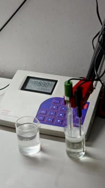 Kozmetik formülasyonu için yenilikçi kimya laboratuvarı. Yüksek kaliteli FullHD görüntüler