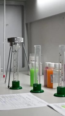 Ürün testleri için ekipmanlı kozmetik kimya laboratuvarı. Yüksek kaliteli FullHD görüntüler
