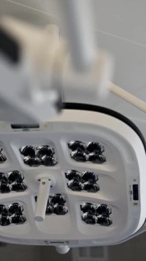 Cerrahlar ve tıbbi ekipmanlarla hastanede ortak ameliyat. Yüksek kaliteli FullHD görüntüler