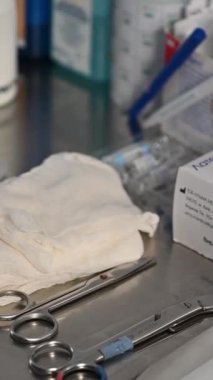 Steril bir masada çeşitli tıbbi gereçler. Yüksek kaliteli FullHD görüntüler