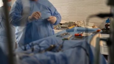 Tıbbi ekip ve cerrahi aletlerle hastanede ortak ameliyat. Yüksek kaliteli FullHD görüntüler
