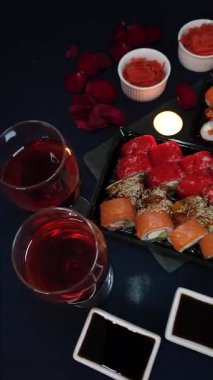 Zarif sunumu ve ambiyansı olan iki aşık için romantik suşi. Yüksek kaliteli FullHD görüntüler