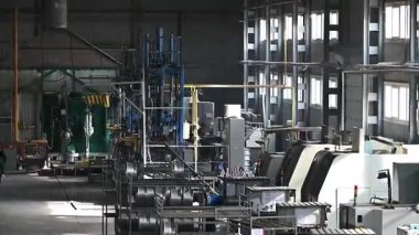 Büyük bir endüstriyel alan aktif olarak kullanılan gelişmiş makine ve ekipmanlara sahiptir. Çalışma alanı verimli üretim süreçleri için organize alanlarla iyi ışıklandırılmış..
