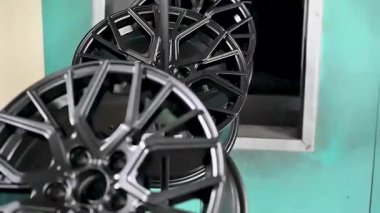 Yüksek kaliteli tekerlekler özel bir tesiste verimli bir şekilde boyanmaktadır. Süreçte ayrıntılı işçilik ve otomotiv geliştirme dayanıklılığı üzerinde duruluyor.