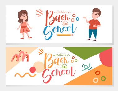 İki çocukla birlikte okula hoş geldin mesajı at. Renkli yazı tipi. El çizimi harfler, el yazısı. Tebrik kartı tasarımı için hazır. Vektör illüstrasyonu beyaz arkaplanda izole edildi.