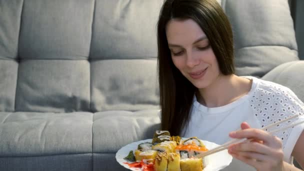 Portrait Jeune Femme Souriante Mange Des Rouleaux Sushi Dans Salon — Video