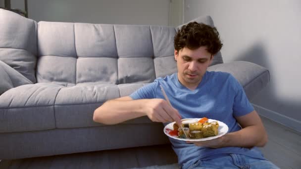 Retrato Jovem Sorridente Está Comendo Rolos Sushi Sala Estar Usando — Vídeo de Stock