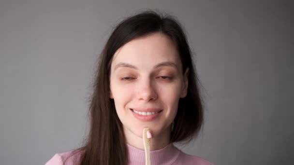 Усміхнена Молода Брюнетка Органічною Бамбуковою Зубною Щіткою Зубною Пастою Руках — стокове відео