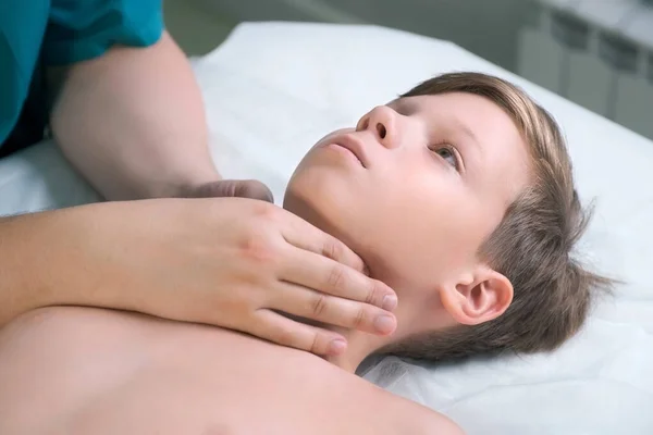 Session Craniosacral Therapy Cure Teen Boys Jaw Neck Doctor Therapist — 图库照片