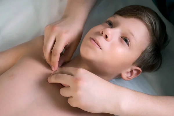 Session Craniosacral Therapy Cure Teen Boy Spine Doctor Therapist Boy — Stock Photo, Image