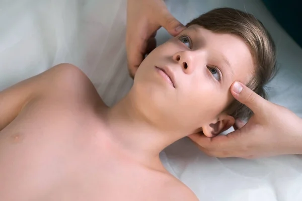 Session Craniosacral Therapy Cure Teen Boys Back Head Neck Doctor — Stock Photo, Image
