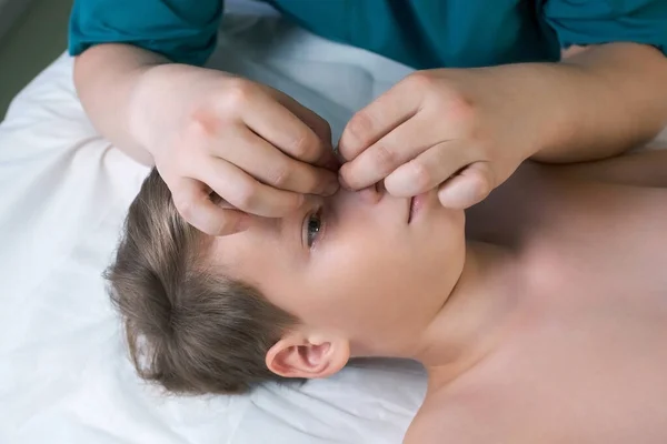 Session Craniosacral Therapy Cure Teen Boys Nose Doctor Therapist Kraniosakrální — Stock fotografie