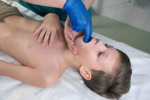 Sessie Craniosacrale Therapie Genezing Van Tiener Jongens Kaken Door Een — Stockfoto