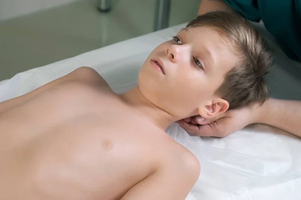 Session Craniosacral Therapy Cure Teen Boys Back Head Neck Doctor — 图库照片
