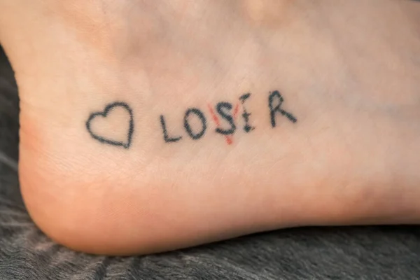 Tatuagem Com Palavras Perdedor Amante Coração Mulheres Cores Vermelhas Pretas — Fotografia de Stock