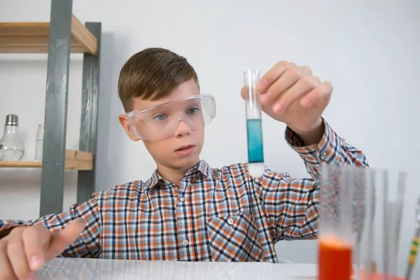 保護ガラスの十代の男の子は化学実験をしている管の青い色の丸薬を混合している オンライン教育 ホームスクーリング 科学の概念 幸せな子供時代 — ストック写真
