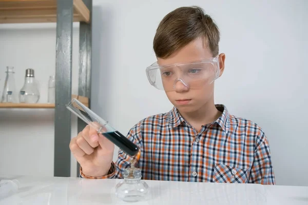 Πειράματα Στη Χημεία Στο Σπίτι Εφηβικό Αγόρι Προστατευτικά Γυαλιά Θερμαίνει — Φωτογραφία Αρχείου