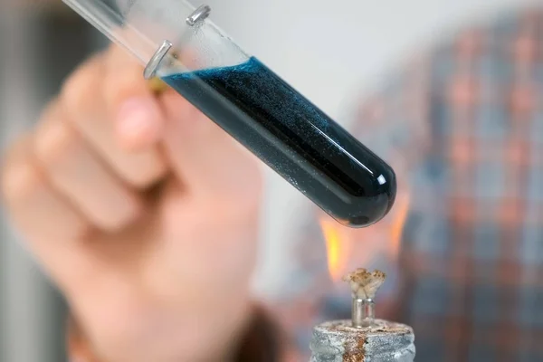 Zbliżenie Probówki Cieczą Spaloną Lampie Alkoholowej Eksperyment Chemiczny Ciecz Się — Zdjęcie stockowe