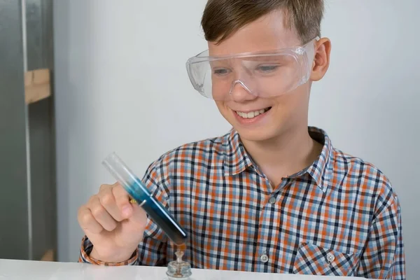 Πειράματα Στη Χημεία Στο Σπίτι Εφηβικό Αγόρι Προστατευτικά Γυαλιά Θερμαίνει — Φωτογραφία Αρχείου