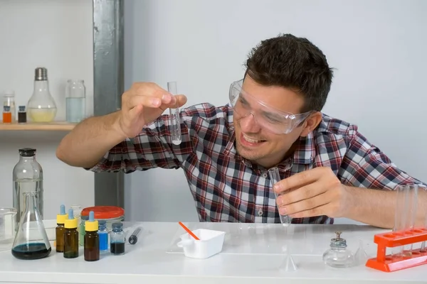 Божевільний Щасливий Чоловік Проводить Хімічні Експерименти Вдома Їсть Реагенти Концепція — стокове фото