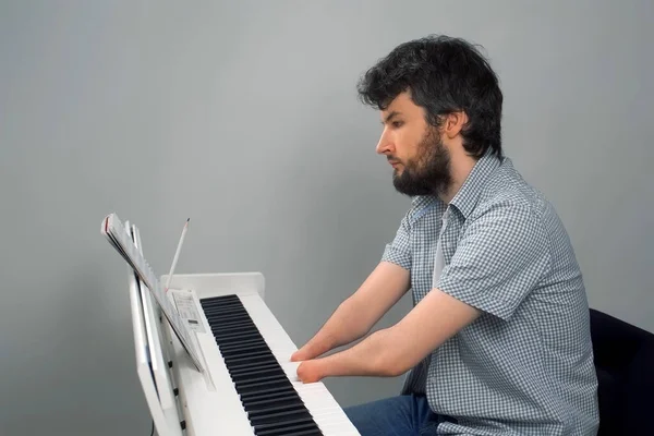 Brunet Man Met Geamputeerde Twee Handen Speelt Piano Het Leven — Stockfoto