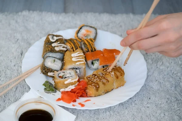Mujer Joven Está Comiendo Rollos Sushi Sala Estar Suelo Con —  Fotos de Stock