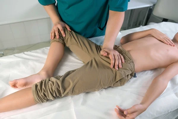 Session Craniosacral Therapy Cure Teen Boys Leg Doctor Therapist Boy Лицензионные Стоковые Изображения