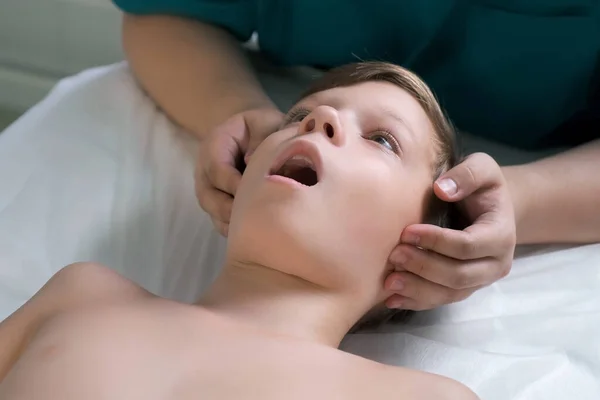 Sesiune Terapie Craniosacrală Vindecarea Maxilarului Gâtului Adolescenților Către Medic Terapeut Fotografie de stoc