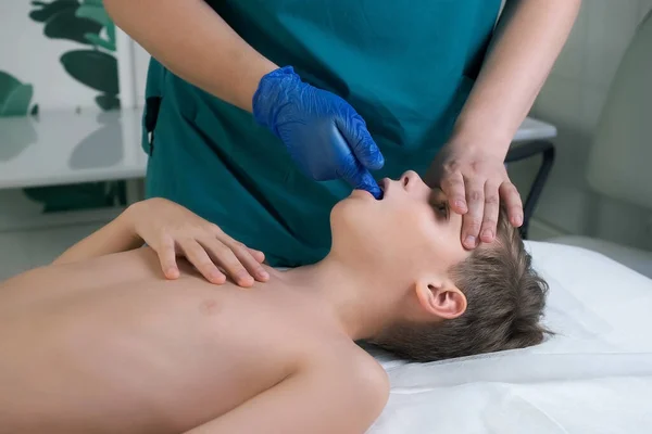 Session Craniosacral Therapy Cure Teen Boys Jaws Doctor Therapist Craniosacral Stockfoto