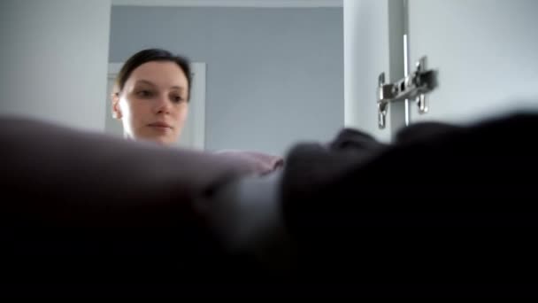 Mladá Žena Bere Šaty Skříně Detailní Pohled Otevírá Zavírá Dveře — Stock video
