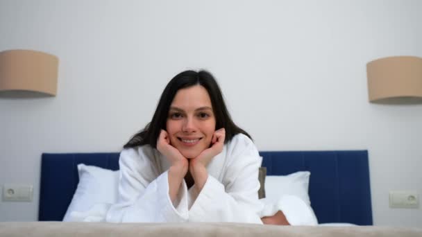Jonge Brunette Witte Garderobe Bed Lacht Kijkt Naar Camera Het — Stockvideo