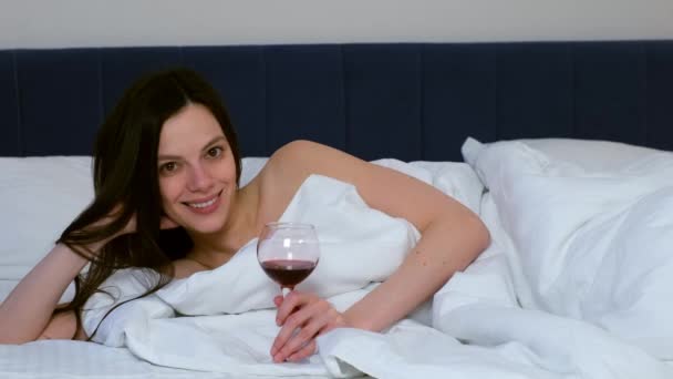 Retrato Jovem Mulher Morena Sorridente Com Copo Vinho Deitado Cama — Vídeo de Stock