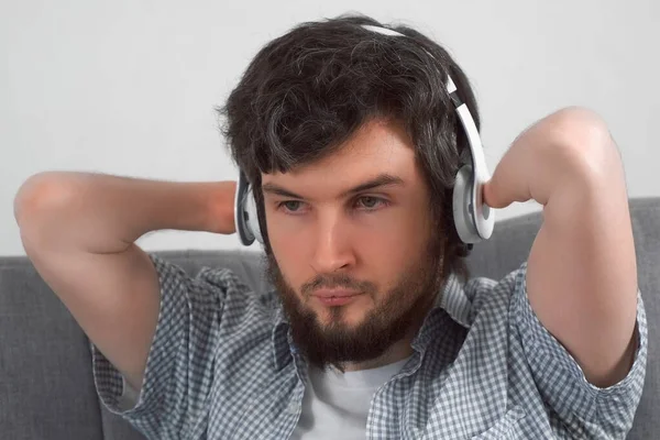 Portrét Zdravotně Postiženého Muže Amputovanýma Rukama Sluchátkách Poslouchá Doma Pohovce — Stock fotografie