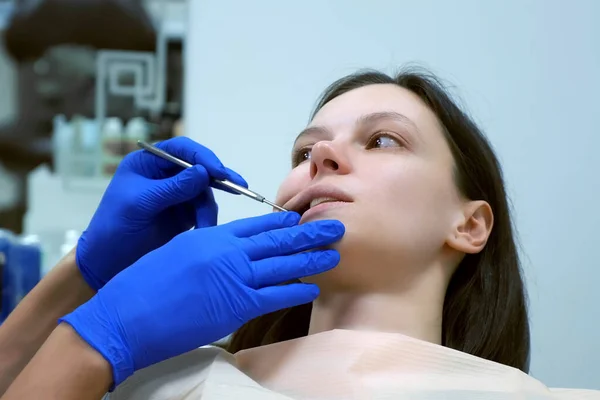 Tandlægeundersøgelse Hos Tandlægen Ung Kaukasisk Kvinde Tandpleje Tandlægevirksomhed Koncept Patient Stock-billede
