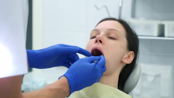 Zubní Prohlídka Zubaře Pro Mladou Bělošku Zubním Lékařství Obchodní Koncepce — Stock video