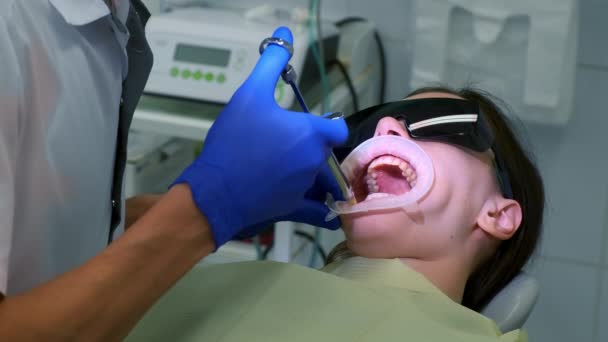 Odontología Dentista Los Guantes Médicos Inyección Anestesia Diente Mujer Joven — Vídeo de stock