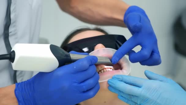 Dentista Está Haciendo Escaneo Intraoral Para Mujer Antes Instalar Carillas — Vídeo de stock