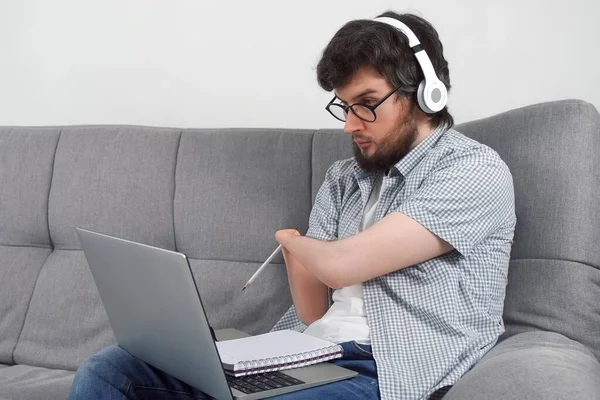 Людина Обмеженими Можливостями Ампутованими Двома Плечима Розмовляють Відеоколективом Ноутбуці Вдома — стокове фото