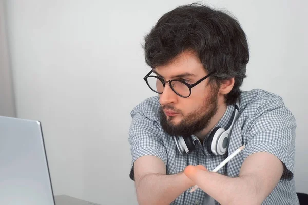 Αμεα Άνθρωπος Γυαλιά Ακρωτηριασμένα Δύο Χέρια Κούτσουρο Μελετώντας Φορητό Υπολογιστή — Φωτογραφία Αρχείου