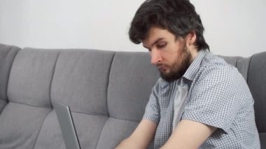 Özürlü bir adam, sakat ve iki kolu kesilmiş. Ev bilgisayarında, koltukta oturmuş daktilo yazıyor. Engelli insanlara uyum sorunu. Bağımsız Bağımsız kişi.