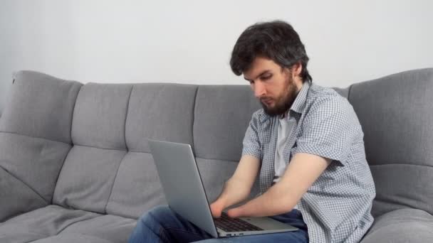 Fogyatékkal Élő Férfi Amputált Két Csonka Kézzel Akik Laptopon Gépelnek — Stock videók