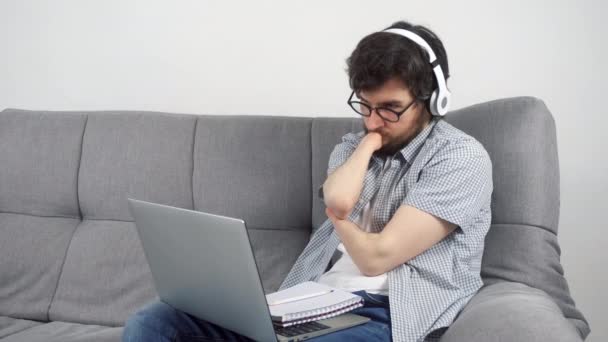 Homem Deficiente Estudante Com Amputado Duas Mãos Toco Estudando Laptop — Vídeo de Stock